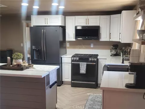 Kitchen - 20061 Seneca, Apple Valley, CA 92307 photo 3 of 3