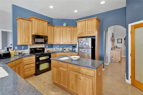 Kitchen - 9550 Lucerne, Apple Valley, CA 92308 photo 3 of 4