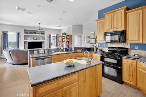 Kitchen - 9550 Lucerne, Apple Valley, CA 92308 photo 4 of 4