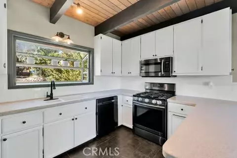 Kitchen - 1412 E Big Bear Blvd, Big Bear City, CA 92314 photo 4 of 4