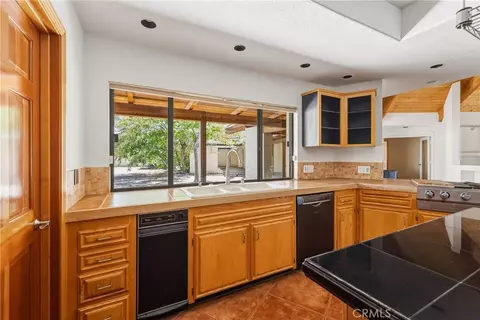 Kitchen - 13009 Rincon, Apple Valley, CA 92308 photo 4 of 8