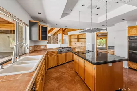 Kitchen - 13009 Rincon, Apple Valley, CA 92308 photo 5 of 8