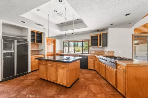 Kitchen - 13009 Rincon, Apple Valley, CA 92308 photo 2 of 8