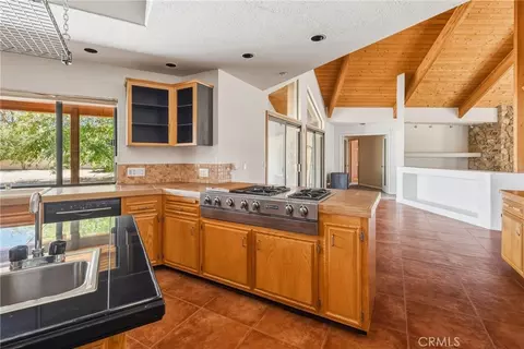 Kitchen - 13009 Rincon, Apple Valley, CA 92308 photo 7 of 8
