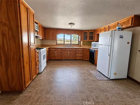 Kitchen - 30423 Desert Vw, Lucerne Valley, CA 92356 photo 1 of 1