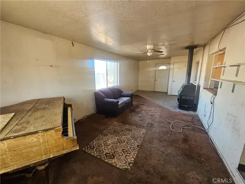 Living - 30423 Desert Vw, Lucerne Valley, CA 92356 photo 2 of 4