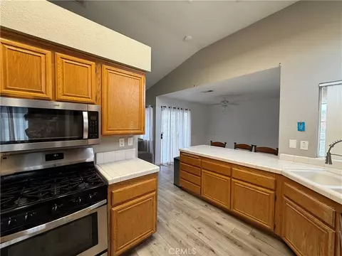 Kitchen - 20682 Pahute Rd, Apple Valley, CA 92308 photo 1 of 3