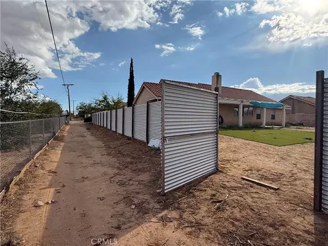 Exterior - 20682 Pahute Rd, Apple Valley, CA 92308 photo 5 of 6