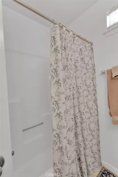 Bath - 19044 Elm Dr, Apple Valley, CA 92308 photo 8 of 8