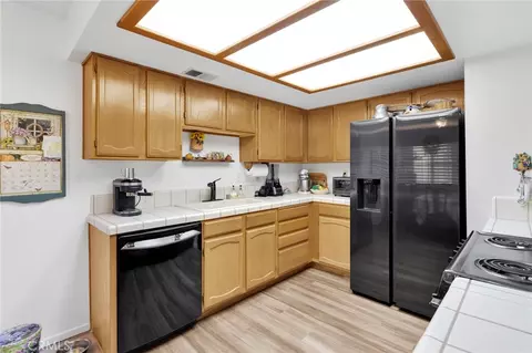 Kitchen - 19044 Elm Dr, Apple Valley, CA 92308 photo 1 of 3