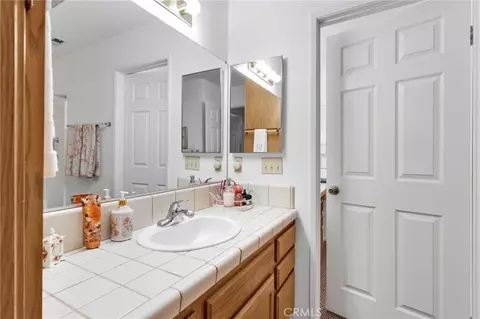 Bath - 19044 Elm Dr, Apple Valley, CA 92308 photo 4 of 8