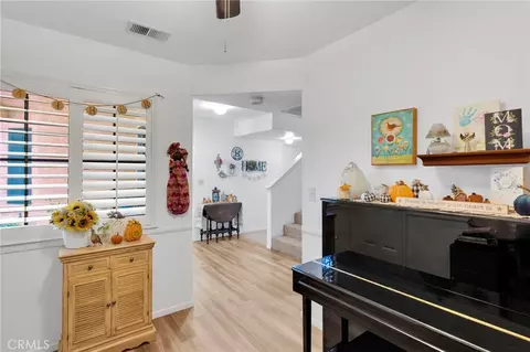 Entry Way - 19044 Elm Dr, Apple Valley, CA 92308 photo 6 of 8