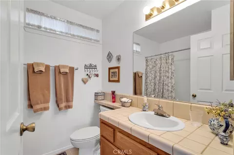 Bath - 19044 Elm Dr, Apple Valley, CA 92308 photo 6 of 8