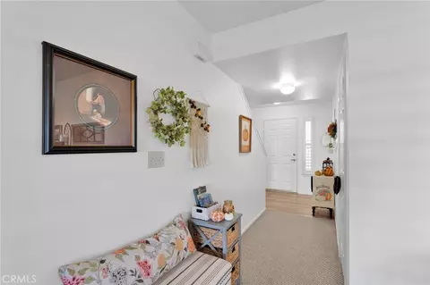 Entry Way - 19044 Elm Dr, Apple Valley, CA 92308 photo 5 of 8