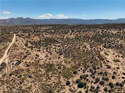 740 Summit Valley Rd, Hesperia, CA 92345 photo 4