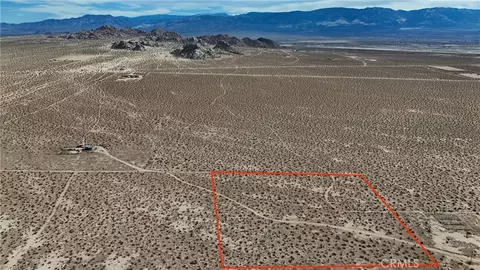 714 Esaw Rd, Lucerne Valley, CA 92356