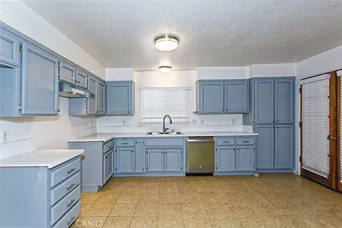 Kitchen - 16188 Live Oak, Hesperia, CA 92345 photo 3 of 4
