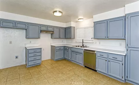 Kitchen - 16188 Live Oak, Hesperia, CA 92345 photo 4 of 4