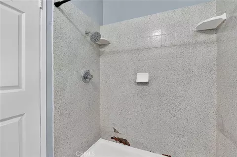 Bath - 11425 Kiowa Rd, Apple Valley, CA 92308 photo 6 of 6