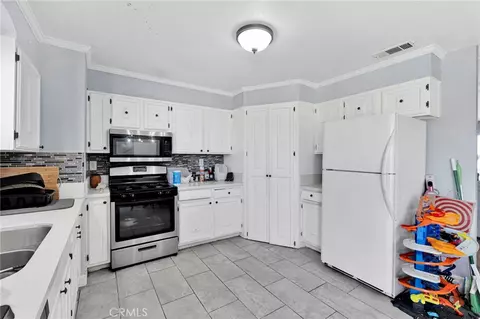 Kitchen - 11425 Kiowa Rd, Apple Valley, CA 92308 photo 1 of 2
