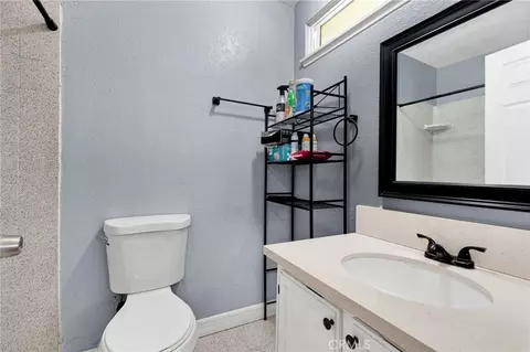 Bath - 11425 Kiowa Rd, Apple Valley, CA 92308 photo 3 of 6