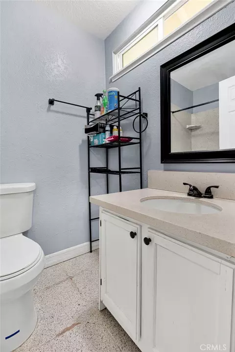 Bath - 11425 Kiowa Rd, Apple Valley, CA 92308 photo 4 of 6