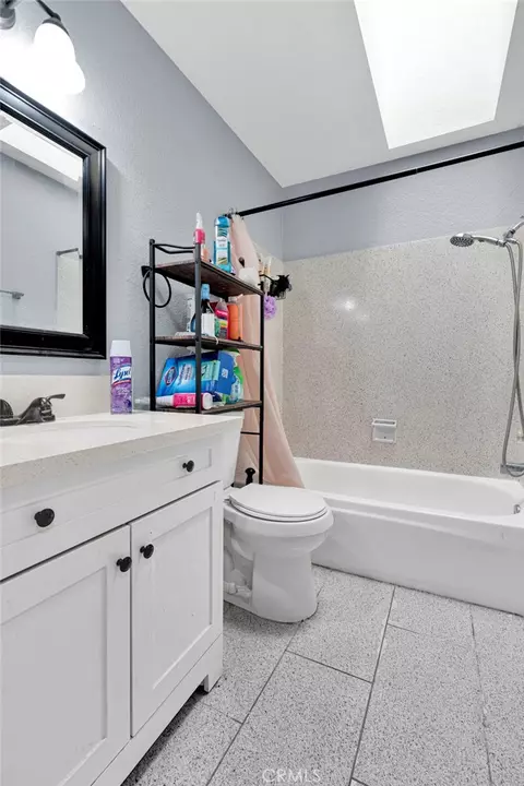 Bath - 11425 Kiowa Rd, Apple Valley, CA 92308 photo 2 of 6