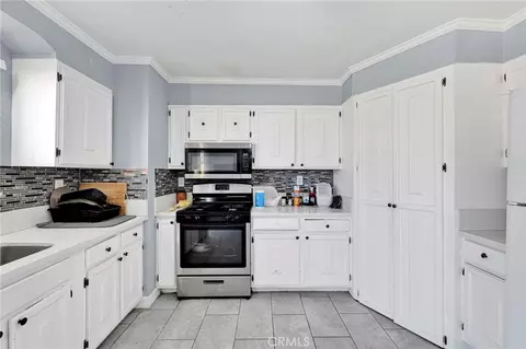 Kitchen - 11425 Kiowa Rd, Apple Valley, CA 92308 photo 2 of 2
