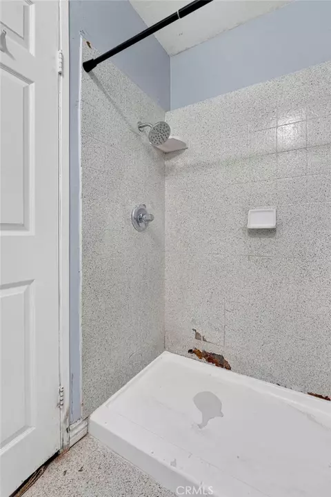 Bath - 11425 Kiowa Rd, Apple Valley, CA 92308 photo 5 of 6