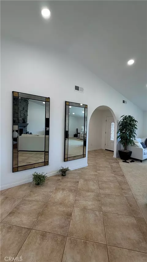 Entry Way - 9275 Rattlesnake, Phelan, CA 92371 photo 5 of 7