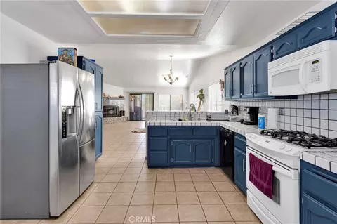 Kitchen - 18146 Orange, Hesperia, CA 92345 photo 4 of 4