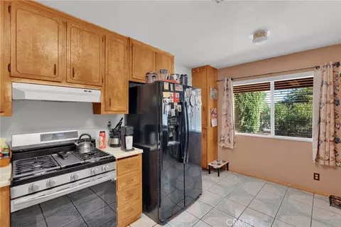 Kitchen - 16167 Chestnut, Hesperia, CA 92345 photo 3 of 3