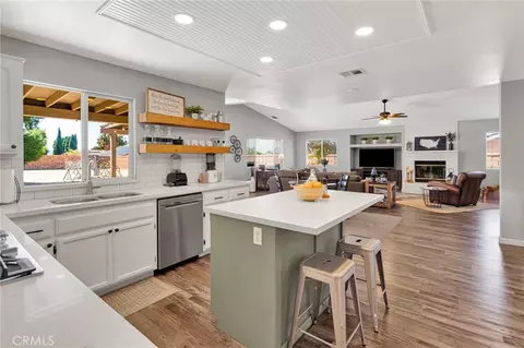 Kitchen - 19649 Powhatan, Apple Valley, CA 92308 photo 4 of 6