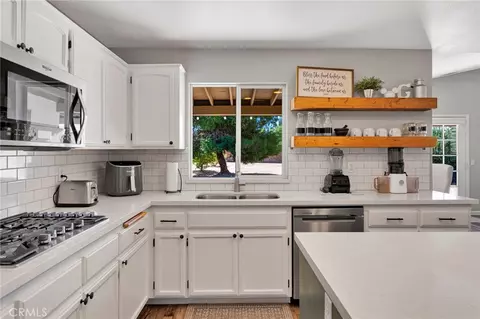Kitchen - 19649 Powhatan, Apple Valley, CA 92308 photo 5 of 6