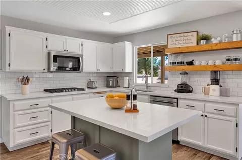 Kitchen - 19649 Powhatan, Apple Valley, CA 92308 photo 3 of 6