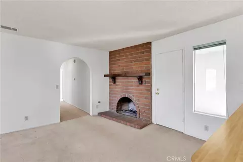 Living - 19203 Seneca Rd, Apple Valley, CA 92307 photo 5 of 9
