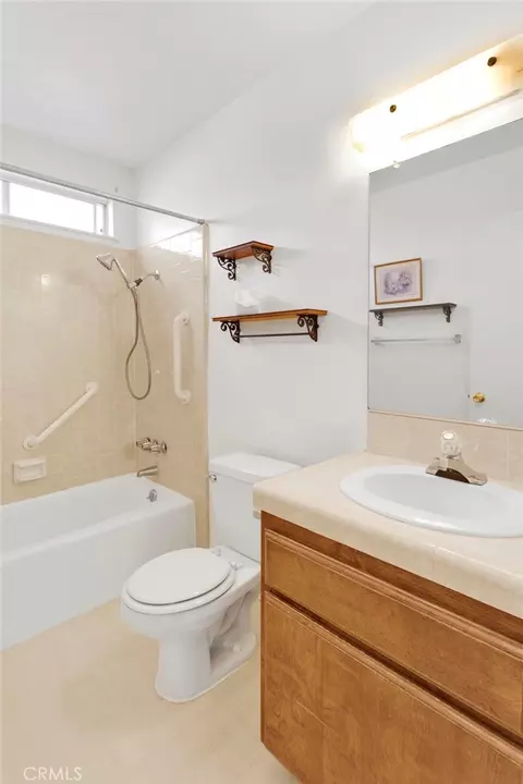 Bath - 19203 Seneca Rd, Apple Valley, CA 92307 photo 3 of 3