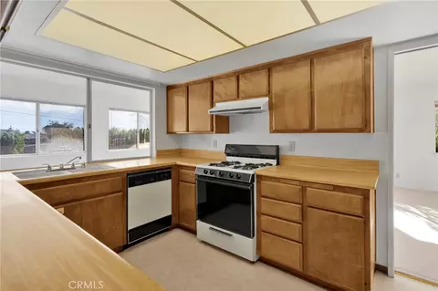 Kitchen - 19203 Seneca Rd, Apple Valley, CA 92307 photo 3 of 5
