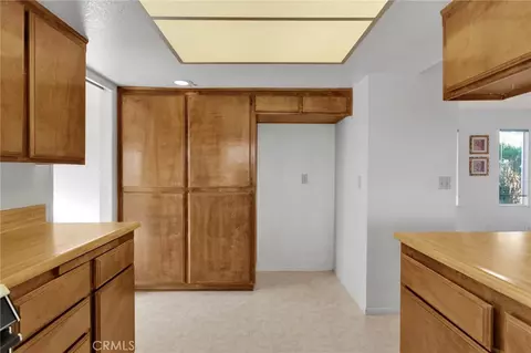 Kitchen - 19203 Seneca Rd, Apple Valley, CA 92307 photo 4 of 5