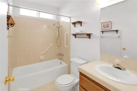Bath - 19203 Seneca Rd, Apple Valley, CA 92307 photo 2 of 3