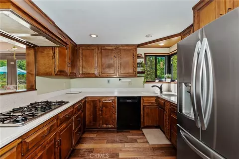 Kitchen - 23167 Brookside Rd, Crestline, CA 92325 photo 2 of 5