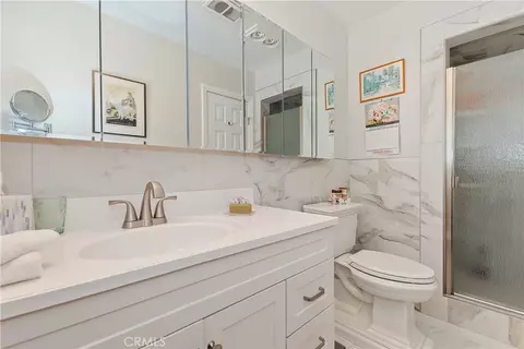 Bath - 23167 Brookside Rd, Crestline, CA 92325 photo 2 of 3