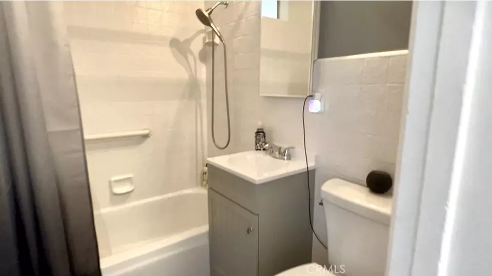 Bath - 5485 Bushnell Ave, Riverside, CA 92505 photo 3 of 3