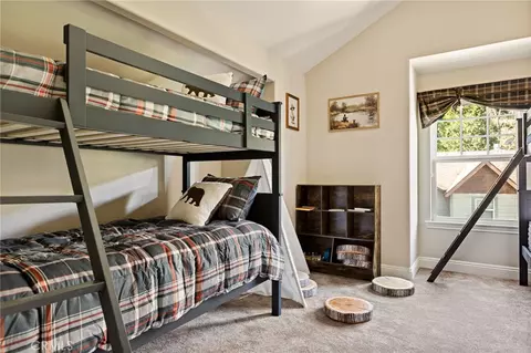 Bedroom - 445 Clearwater Ln, Lake Arrowhead, CA 92352 photo 8 of 9