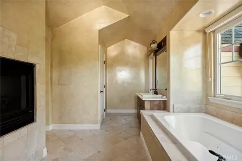 Bath - 445 Clearwater Ln, Lake Arrowhead, CA 92352 photo 3 of 6