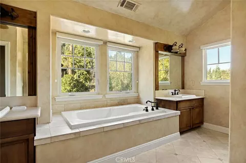 Bath - 445 Clearwater Ln, Lake Arrowhead, CA 92352 photo 2 of 6