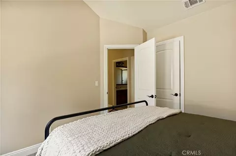Bedroom - 445 Clearwater Ln, Lake Arrowhead, CA 92352 photo 7 of 9