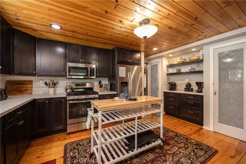Kitchen - 40153 Lakeview Dr, Big Bear Lake, CA 92315 photo 2 of 2