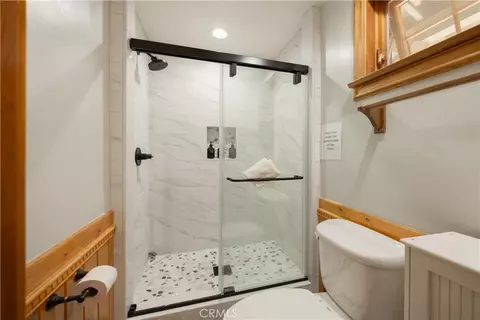 Bath - 40153 Lakeview Dr, Big Bear Lake, CA 92315 photo 1 of 4