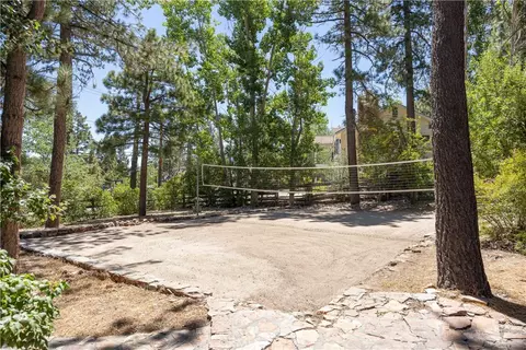 Exterior - 40153 Lakeview Dr, Big Bear Lake, CA 92315 photo 4 of 7